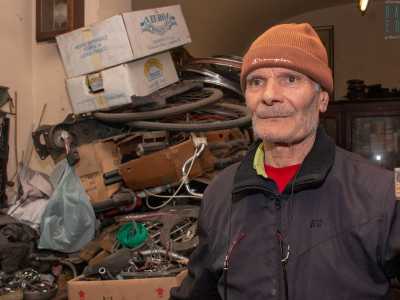 Il 79enne barese Tommaso De Carne da 53 anni gestisce una bottega in cui ripara ogni tipo di bicicletta